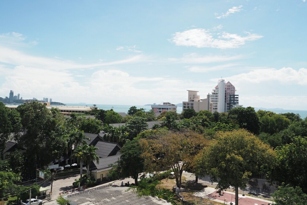 Фото Woodlands Suites Serviced Residences