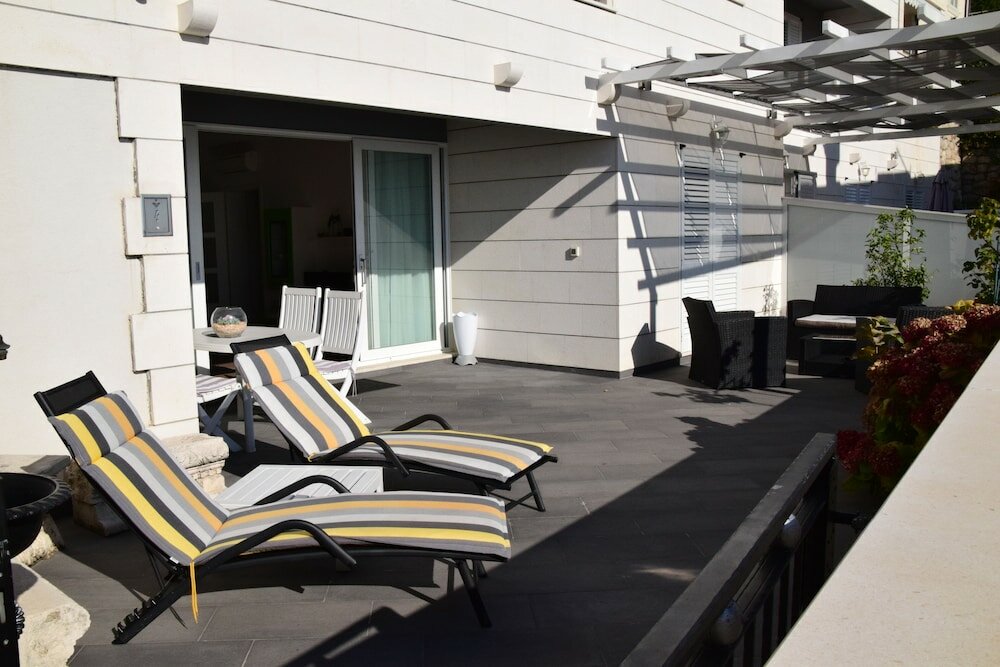 Фото 55 & 54 Stairs Apartments