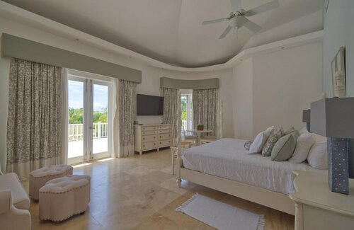 Гостиница Fantastic 8-bedroom Golf-front Mansion Near the Beach