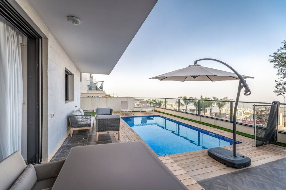 Фото Luxury Garden Apartment Heated Pool