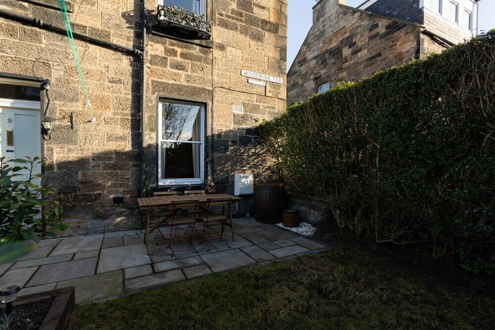 Фото Modern and Jazzy 2 Bedroom House in Edinburgh