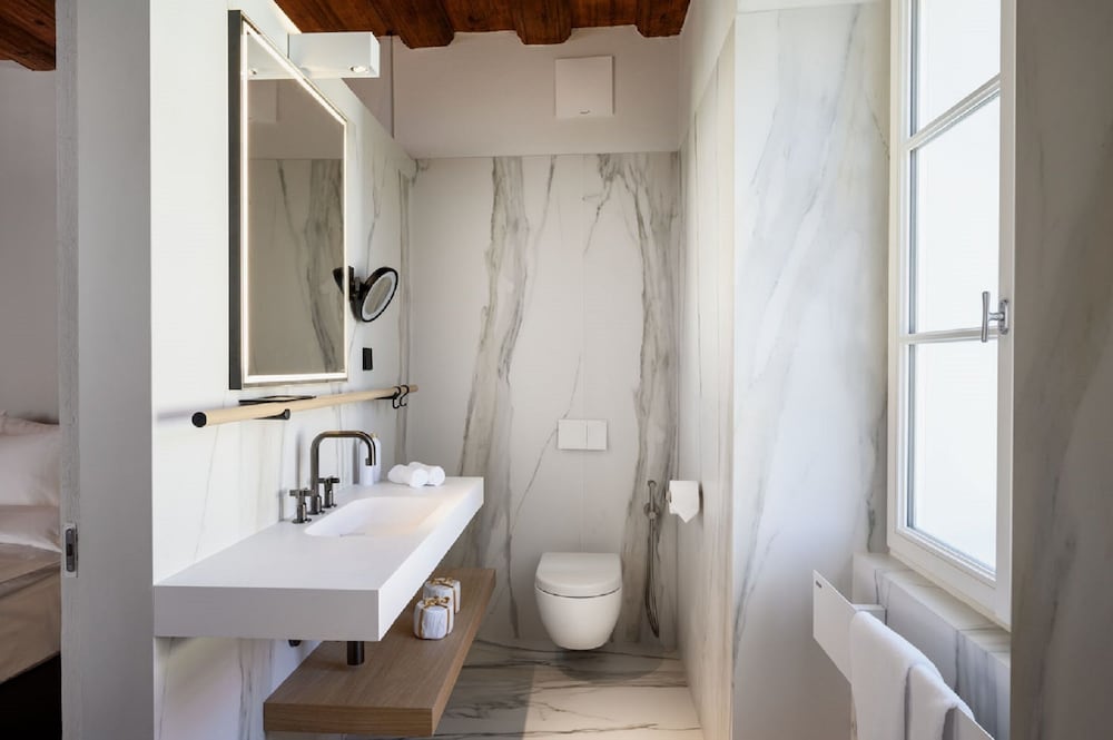 Фото Zlata Ladjica Boutique Hotel