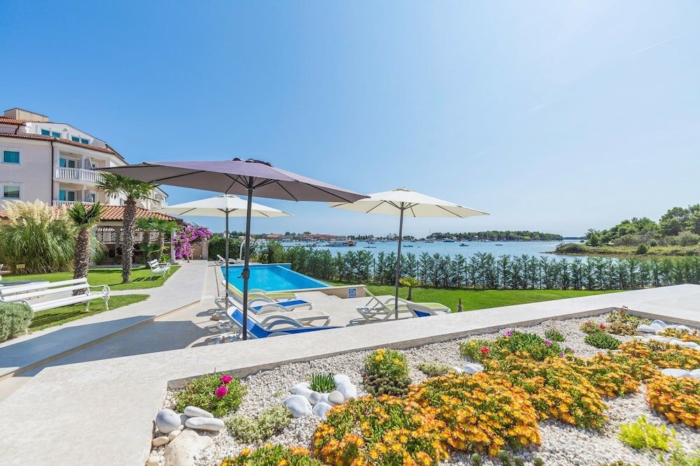 Фото Escape - 20 m From sea - Brown