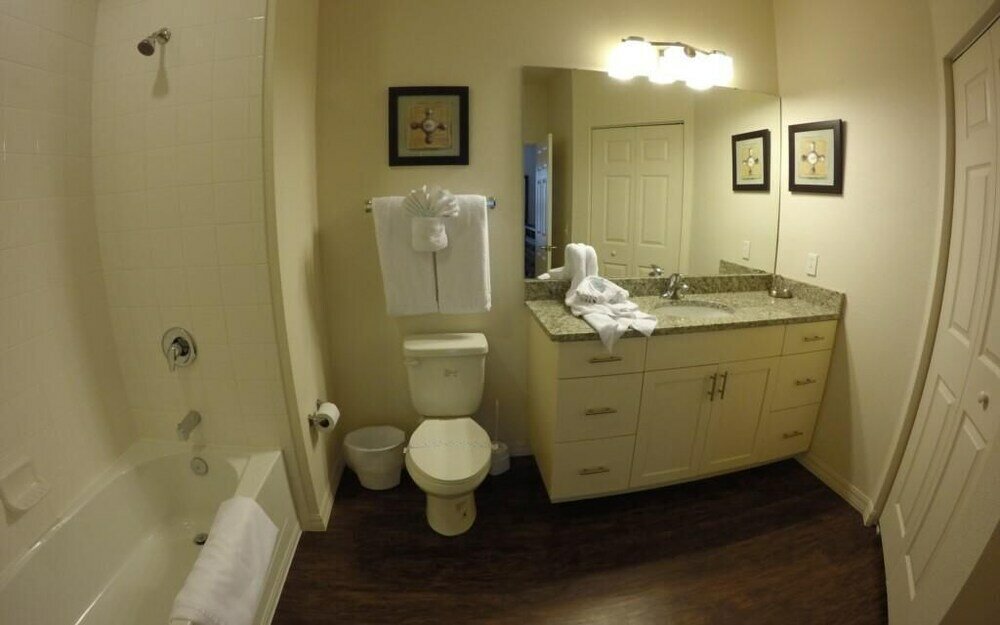 Фото Lucaya 4 Bedrooms 4 Baths Townhome, Spacious Living Room