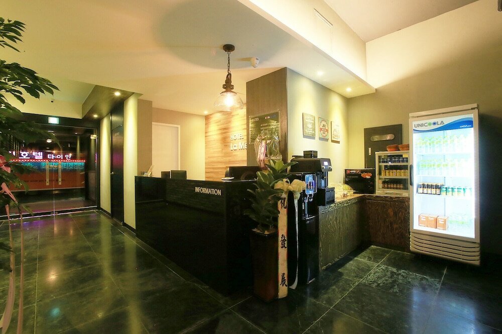 Фото Suwon City Hall Station Rose