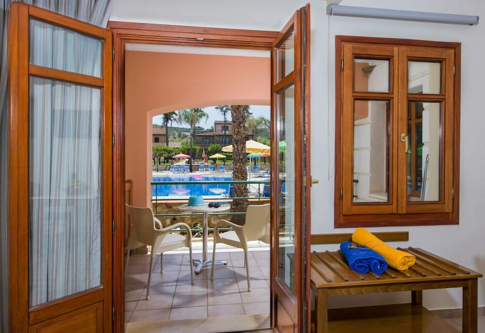 Фото Omega Platanias