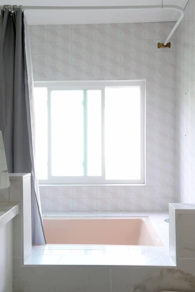 Фото Spacious House on Melrose w Private Backyard Gym