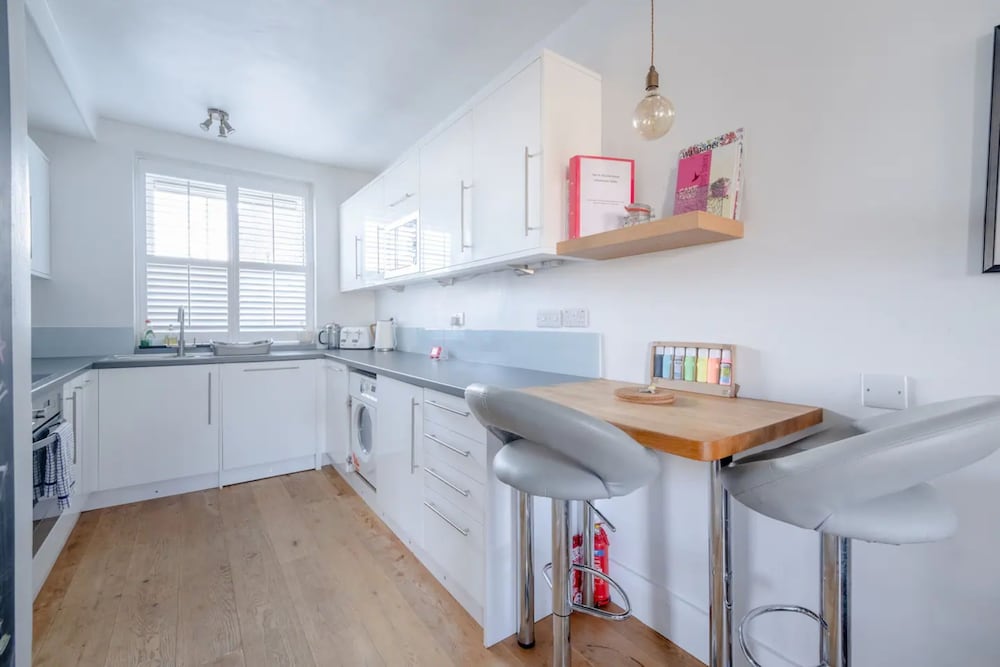 Фото Spacious 2 Bedroom Flat in Clapham With Balcony
