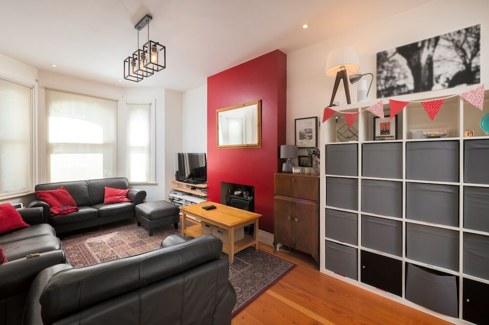 Фото Delightful Family Home With Garden in Balham by Underthedoormat