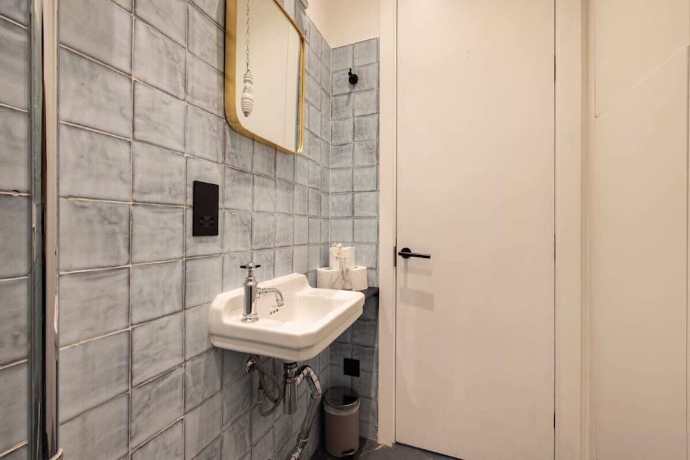 Фото The Camden Arms - Bright and Charming 2bdr Flat