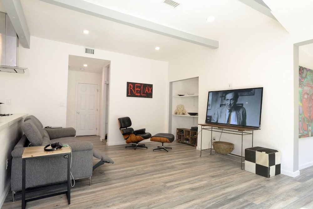 Фото Spacious House on Melrose w Private Backyard Gym