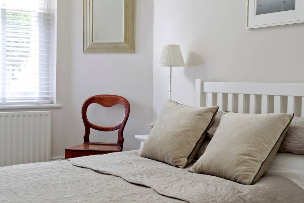 Фото Gorgeous 3-bed Garden Flat Beside Battersea Park