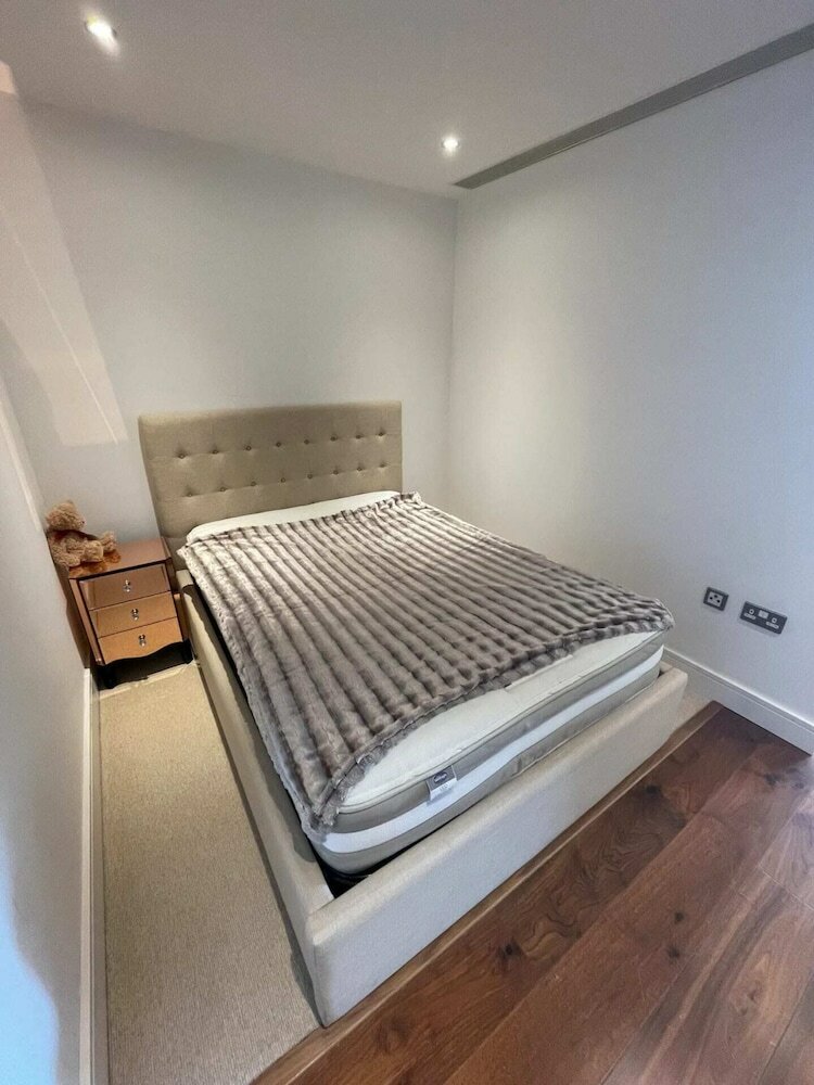 Фото Lovely Studio Flat With Pool - Canary Wharf