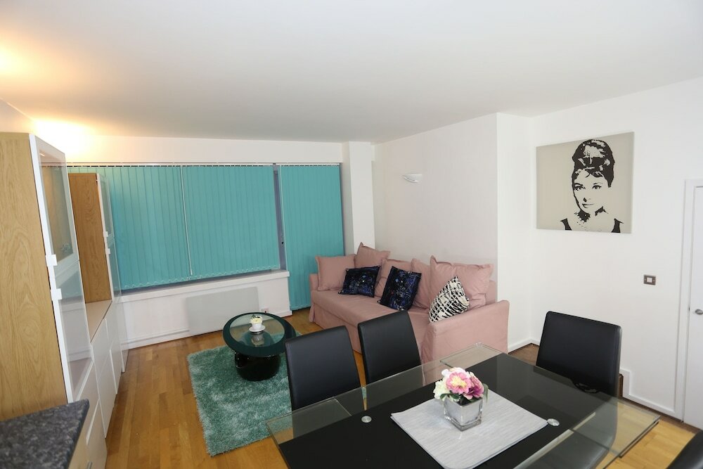 Фото Beautiful 2 beds Woolwich Central Apt