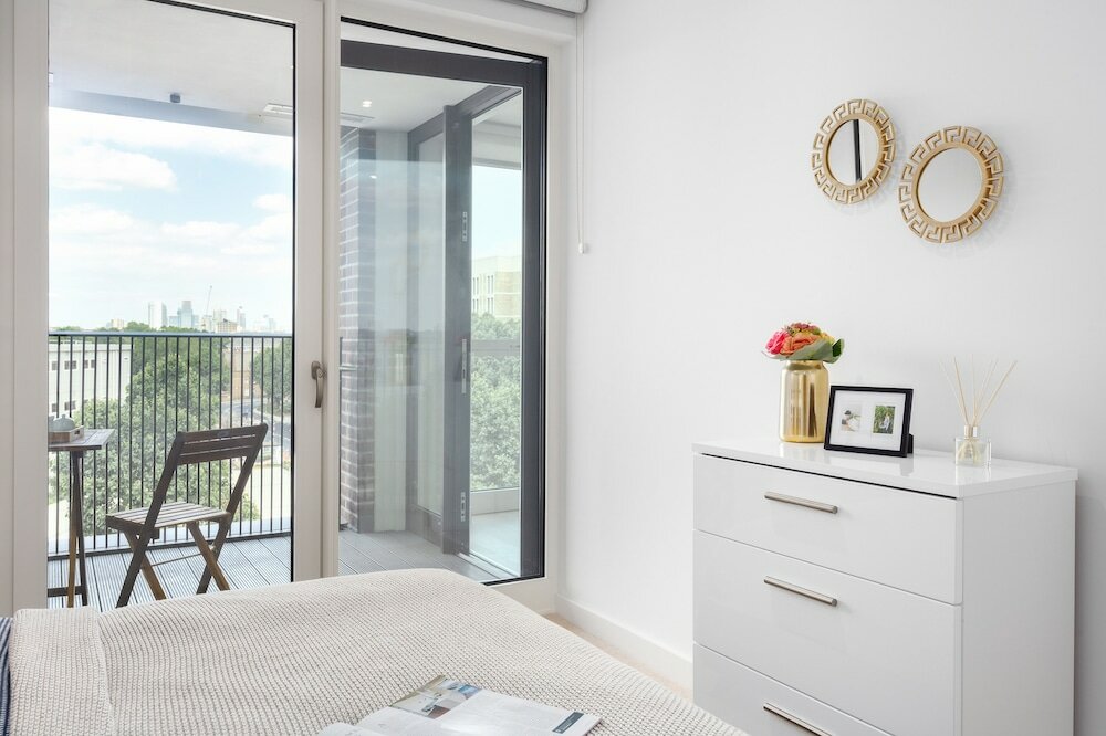 Фото Two Bedroom Serviced Apartment with Balcony in Weymouth Building, Deacon Street