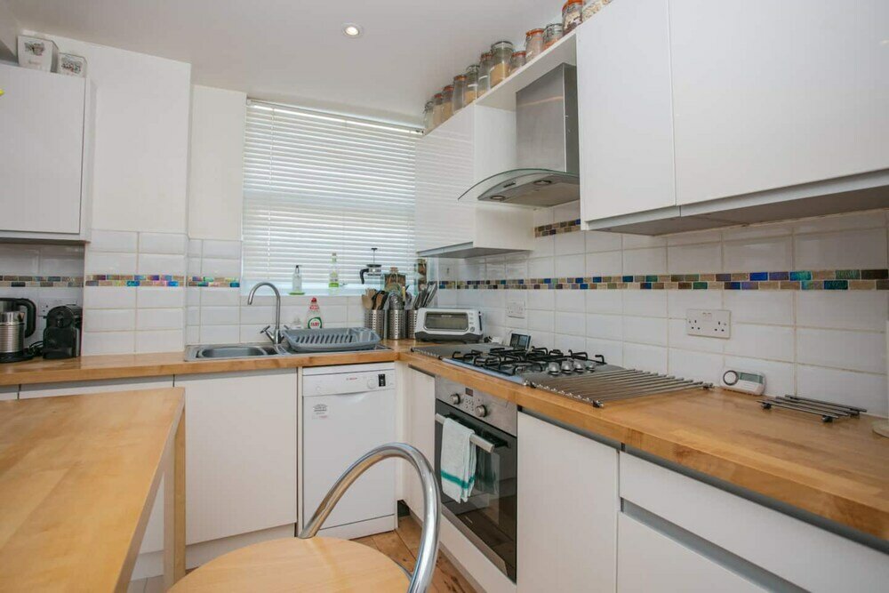 Фото Stunning 3 Bedroom House With Garden in Battersea