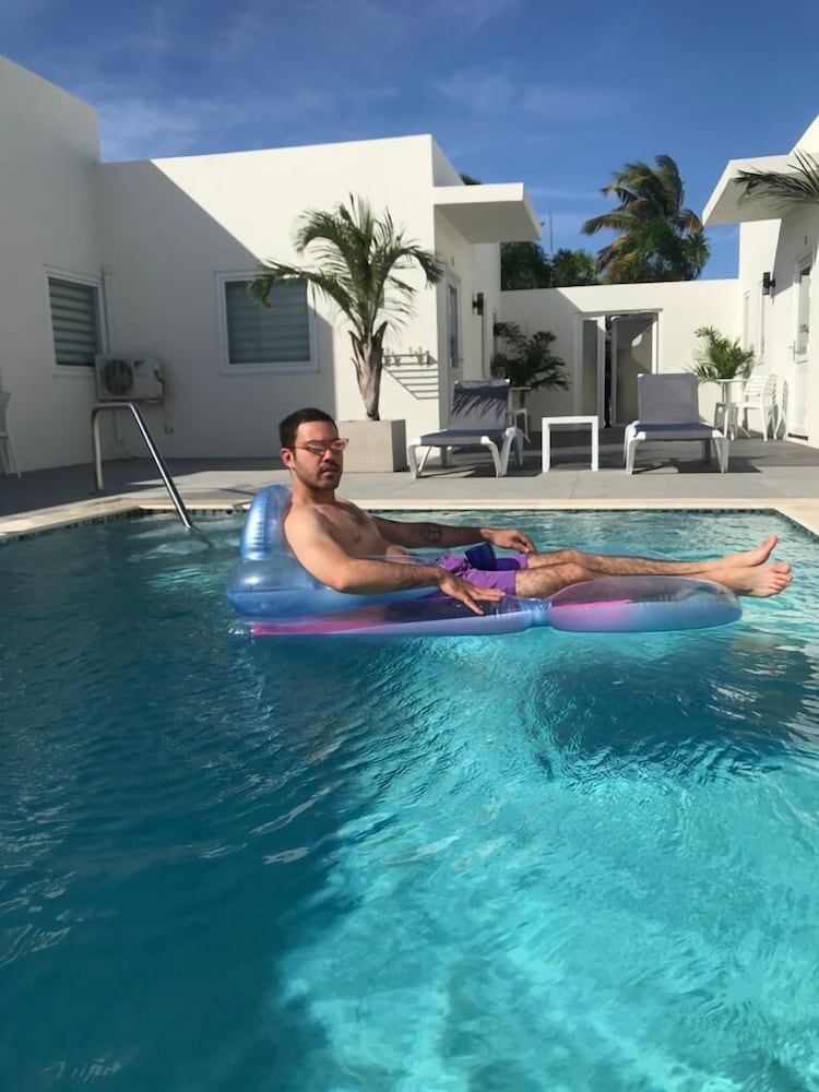 Фото The Palm Leaf Apartments