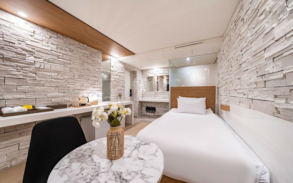 Фото Simple Stay Hotel