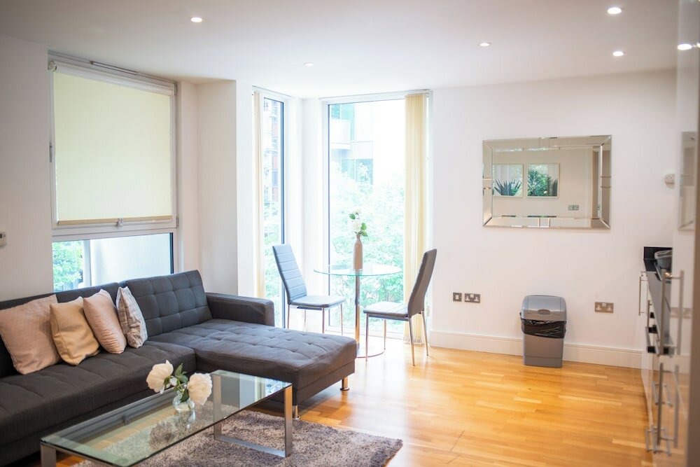 Фото Capacious Two bed Apt in Canary Wharf