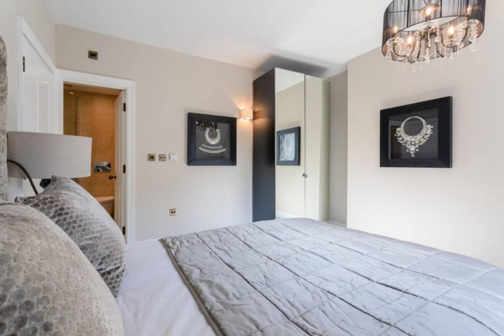 Фото Luxury Mayfair 2 Bedroom Apartment
