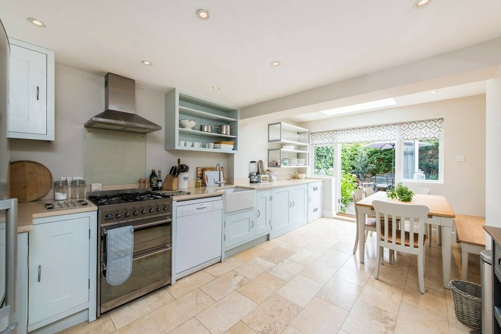 Фото Delightful 2-bed Home, Fulham