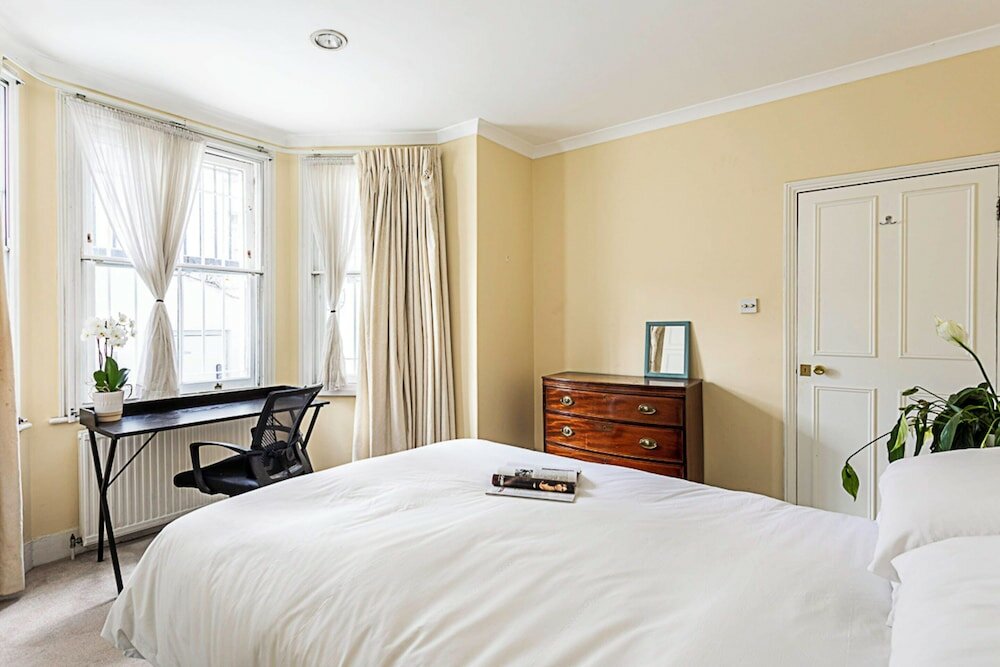 Фото Kensington Retreat With Private Patio