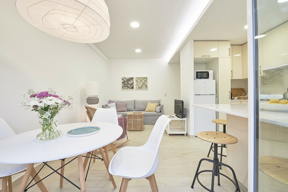 Фото Light Apartment W Balcony Apartment by TimeCooler