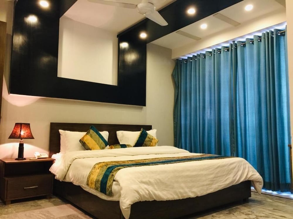 Фото Hotel Holiday