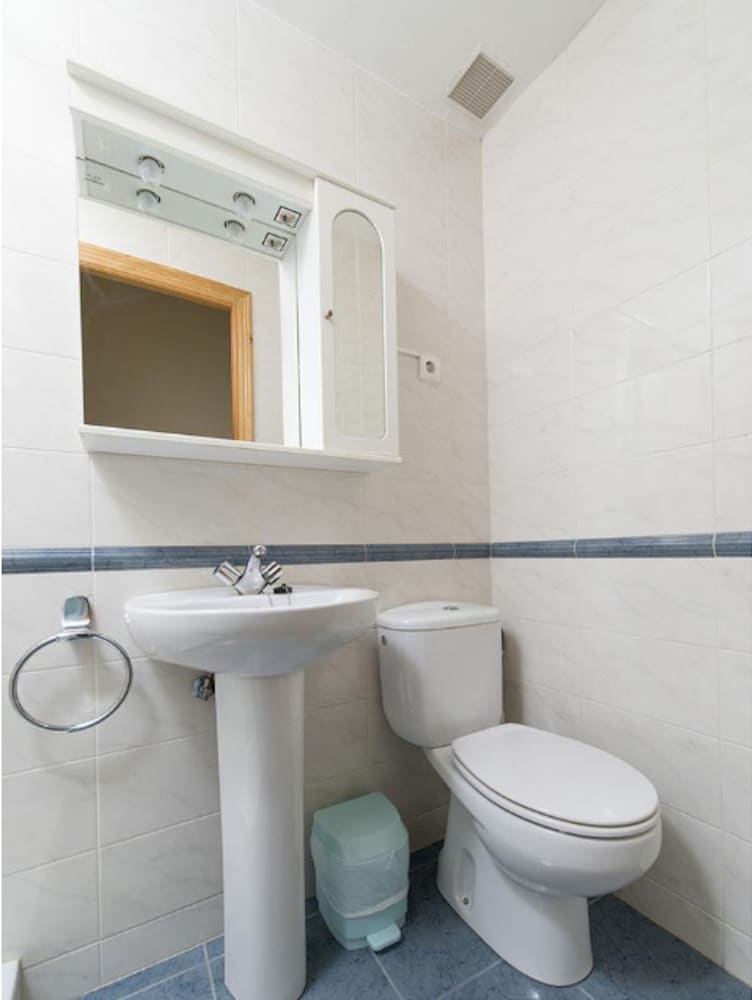 Фото Ensuite Rooms for Women Only - Leon