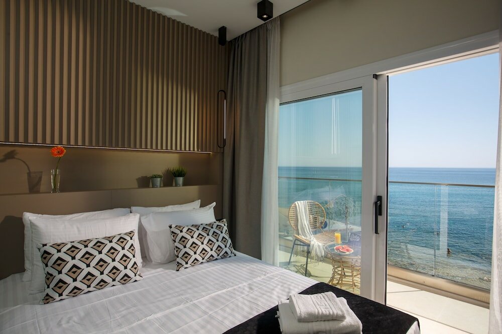 Фото Hersonissos Beach Front Suites