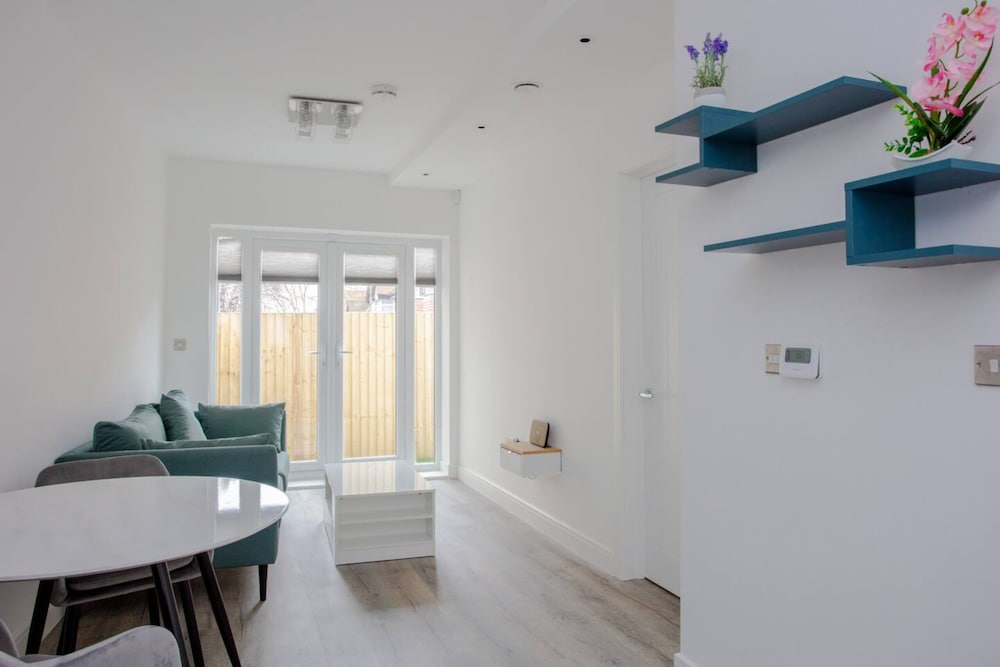 Фото Bright 1 Bedroom Apartment in West London