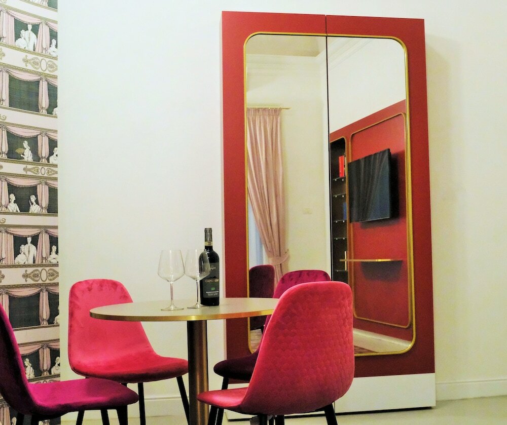 Фото Scene Suites Apartments