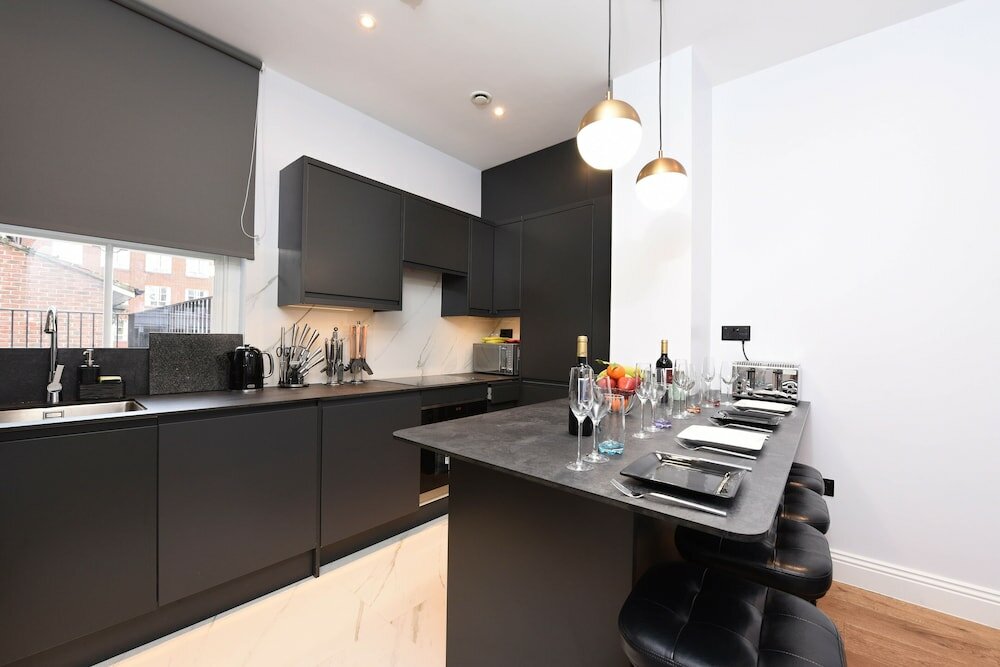 Фото Stylish & Spacious Deluxe Apartments near Victoria Station