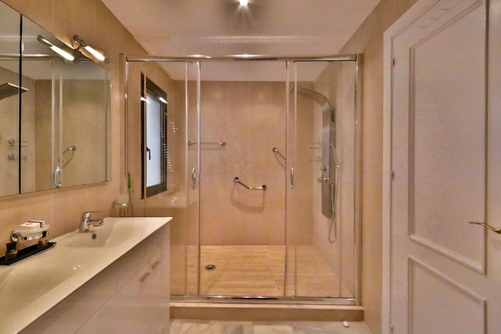 Фото Luxury Apartment On The Golden Mile