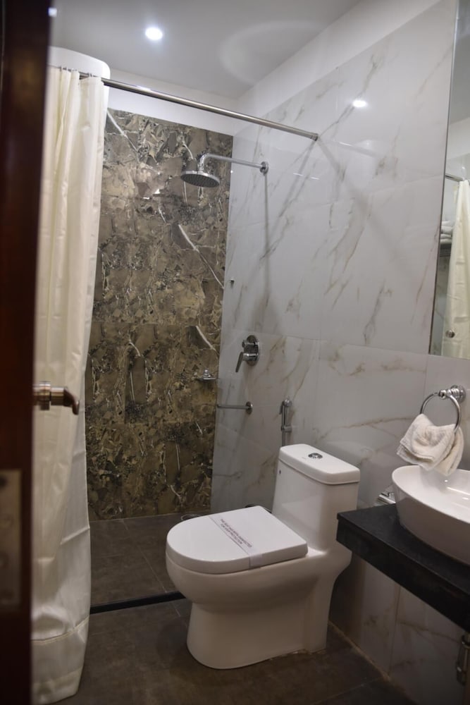 Фото Raghu Mahal Hotel