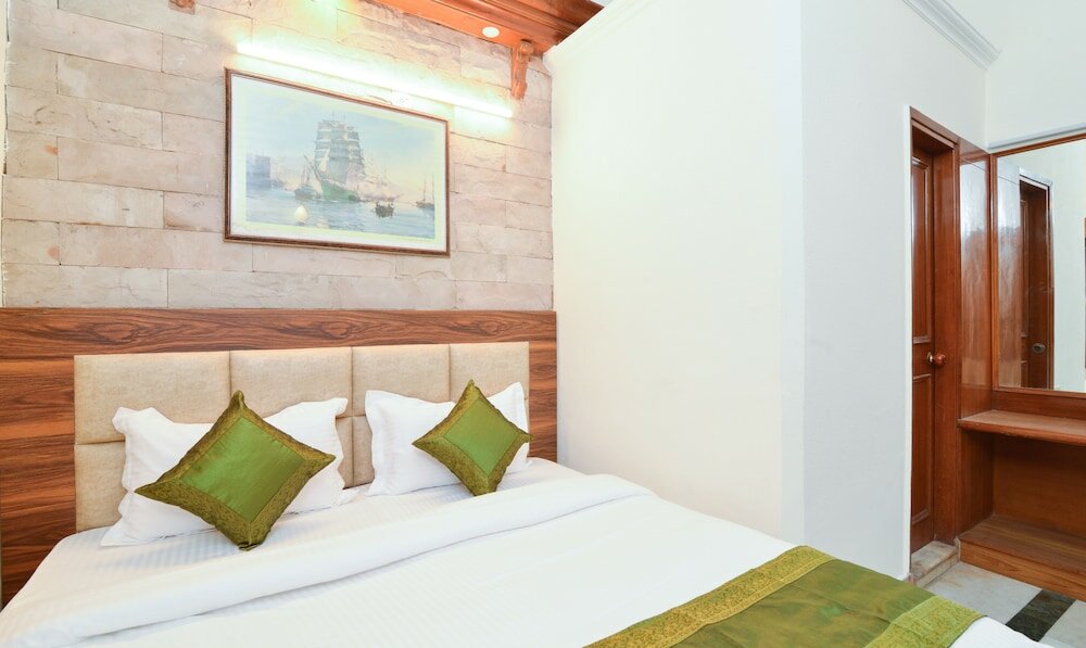 Фото Treebo The Daffodils