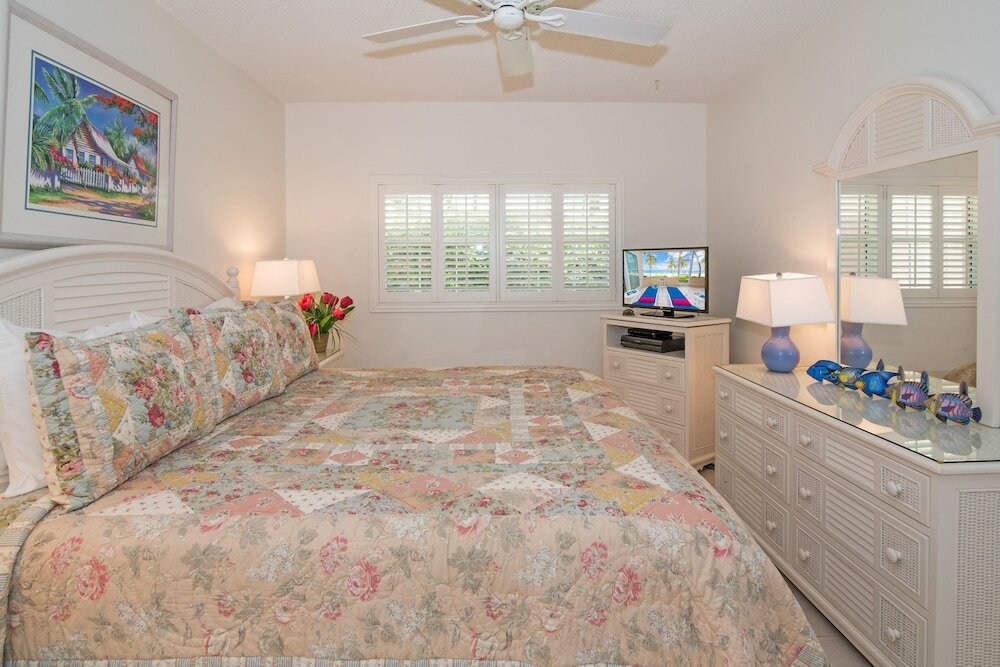 Фото The Colonial Club, Oceanfront Condos