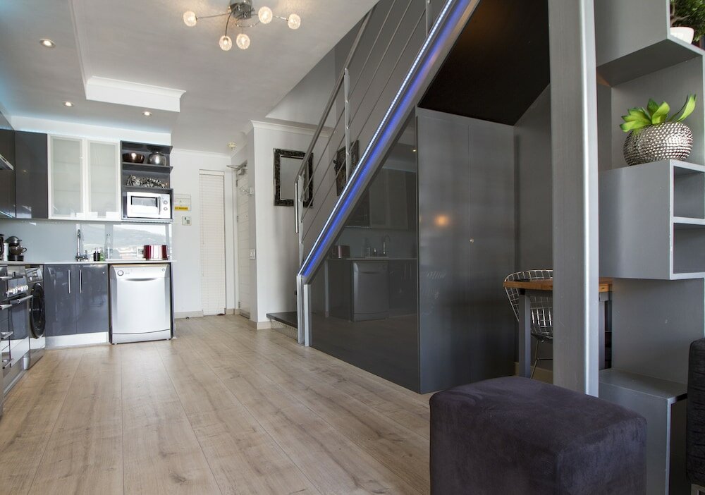 Фото Trendy 1-br City Center Apt