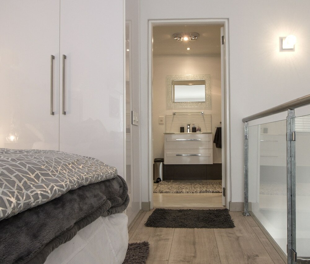 Фото Trendy 1-br City Center Apt