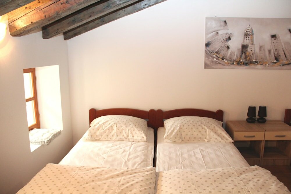 Фото Old Theatre Rooms and Apartments