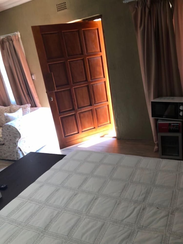 Фото Khuvena Guest House