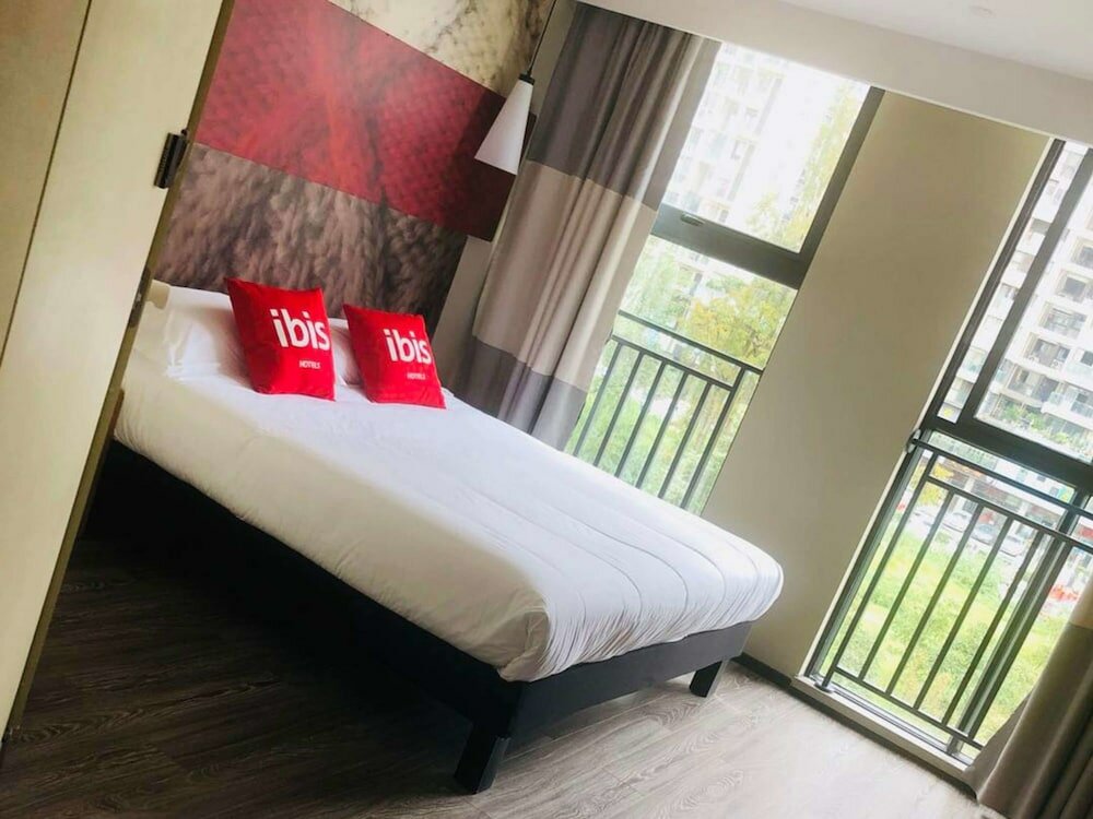 Фото Ibis Chengdu East Railway Station Hotel