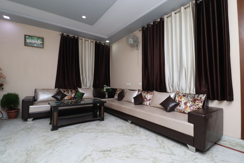 Фото Hotel Aaradhya Residency