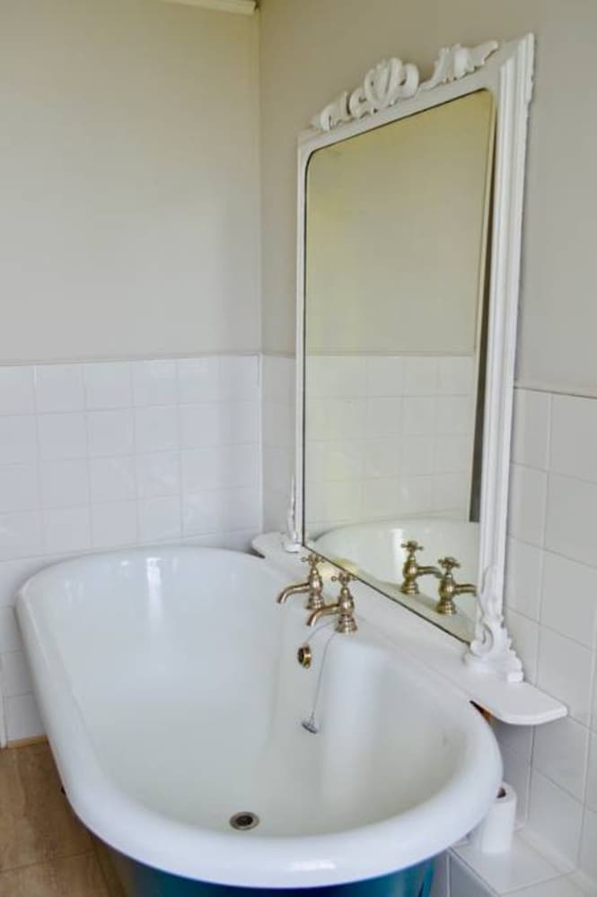 Фото 4 Bedroom Clock Tower Apartment in Central Edinburgh