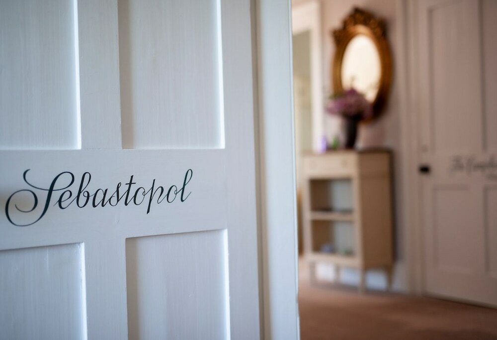 Фото Goss Hall Bed & Breakfast