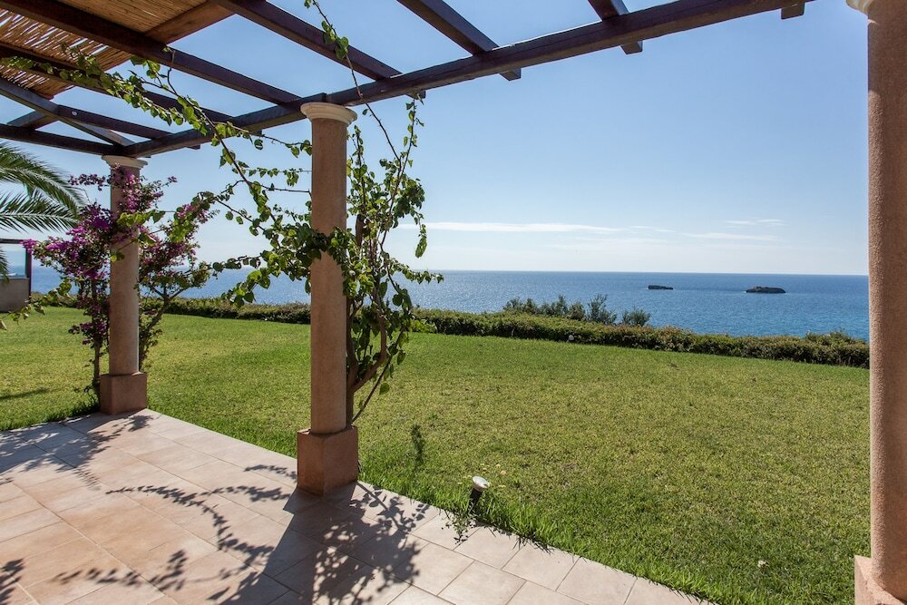 Фото Absolute Villa by Stylish Stays