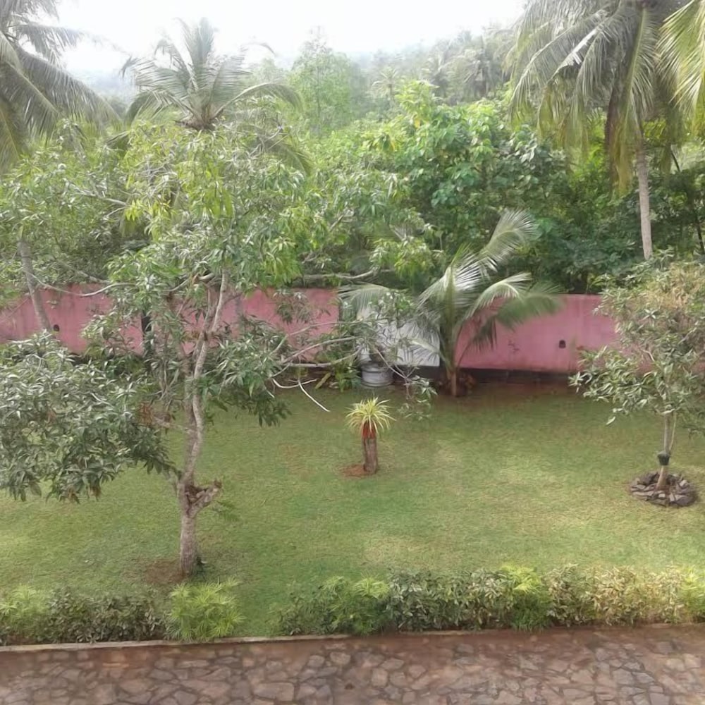 Фото Cinnamon Lake Inn