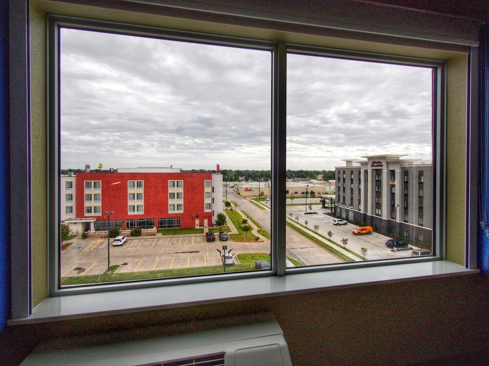 Фото Holiday Inn Express & Suites Moore, an Ihg Hotel