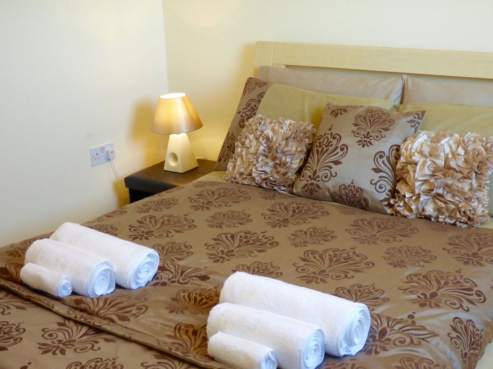 Фото The Barony Suite Apartment