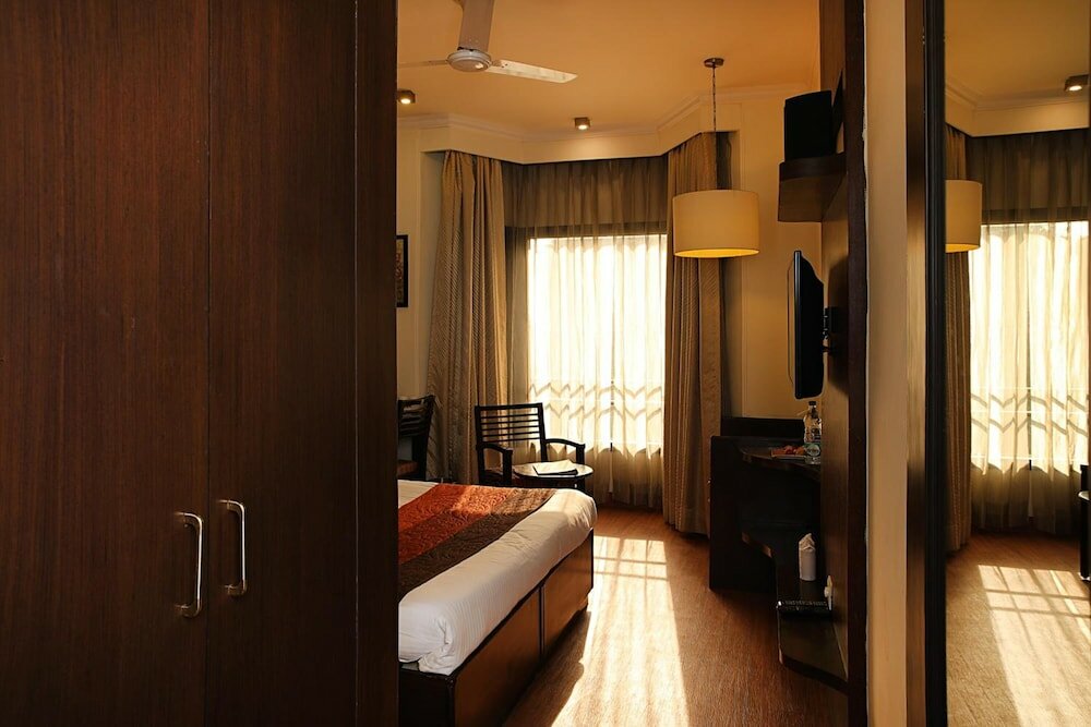 Фото Ahuja Residency Cyber City I